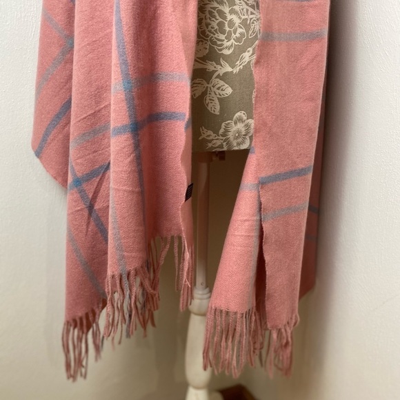 Large Women Wrap/Scarf w/ Fringes . Pink/Blue. One Size. - Picture 4 of 11